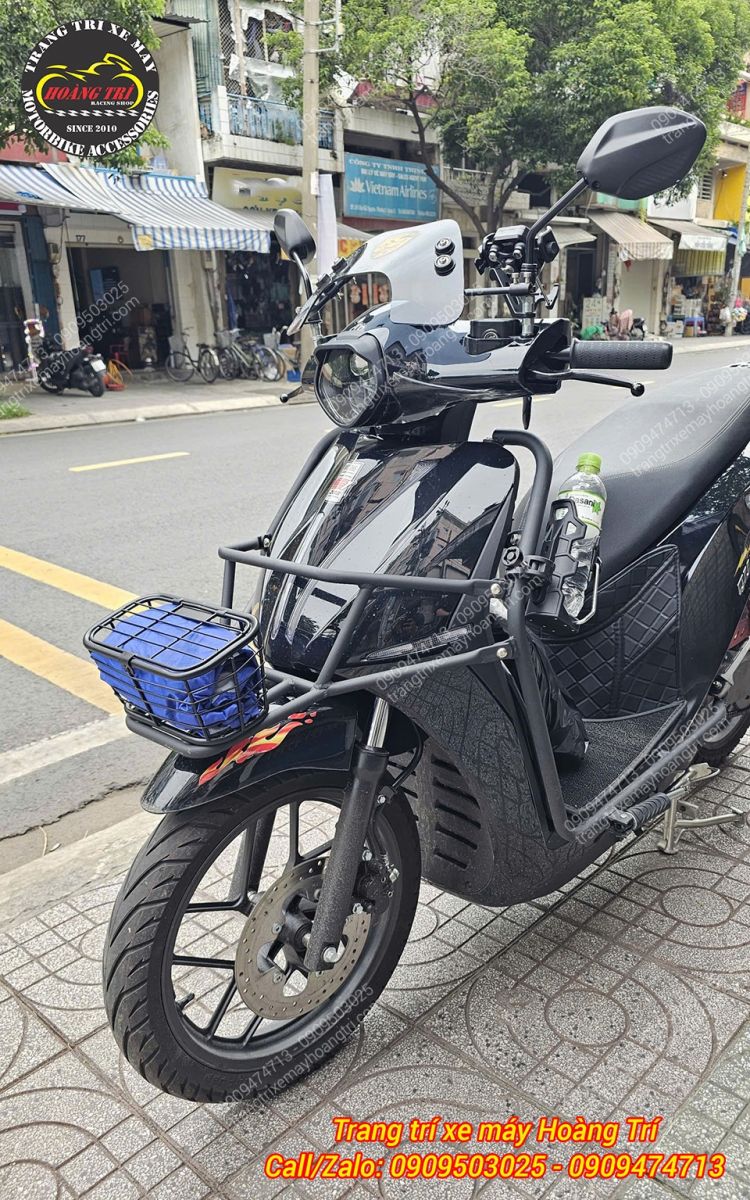 Góc nghiêng cho thấy rổ Scoopy gắn hài hòa trên Datbike Quantum, thuận tiện đựng vật dụng cá nhân
