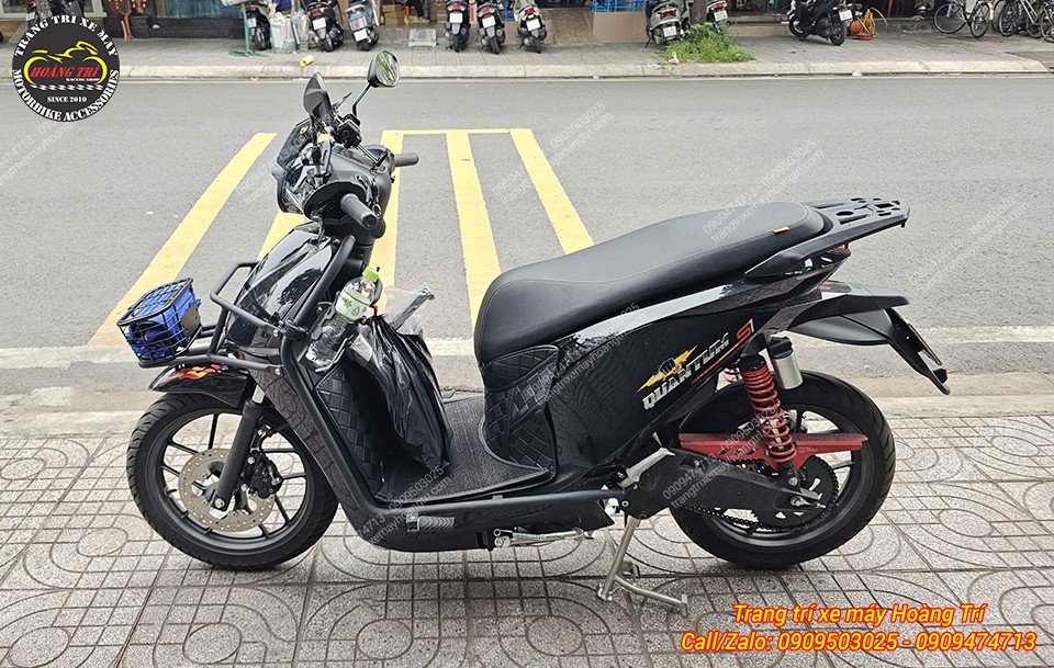 Tổng thể Datbike Quantum thêm tiện dụng với rổ Scoopy phía trước, cùng móc treo bên trê sàn xe
