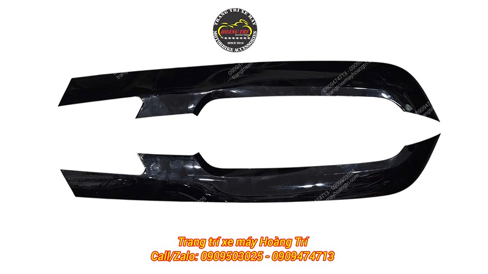 Cặp ốp nhựa dài của Honda UC3 bề mặt đen bóng, tạo hình cong theo thân xe
