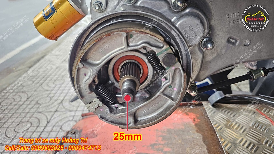 Cận cảnh cốt láp Honda UC3 đường kính 25mm, kết nối trực tiếp với cụm truyền động bánh sau