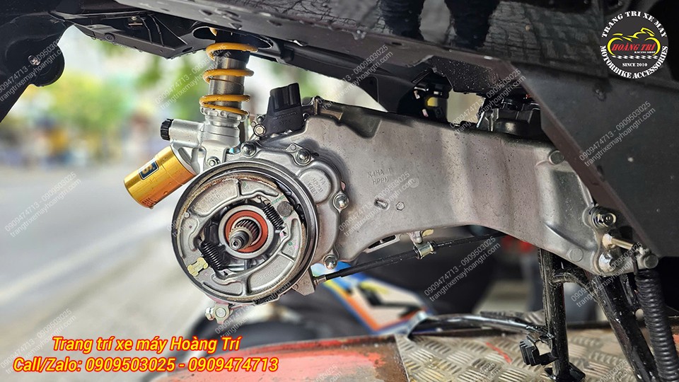 Cụm cốt láp Honda UC3 nằm giữa bộ truyền động, cho thấy kết cấu phía sau khi tháo mâm