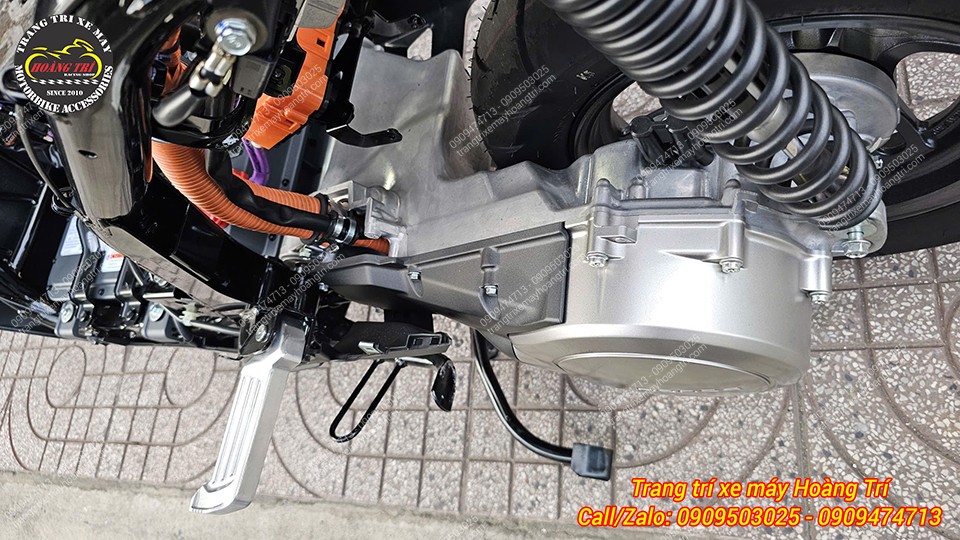 Cận cảnh cụm truyền động Honda UC3 sau tháo dàn áo, lộ rõ dây điện và kết cấu