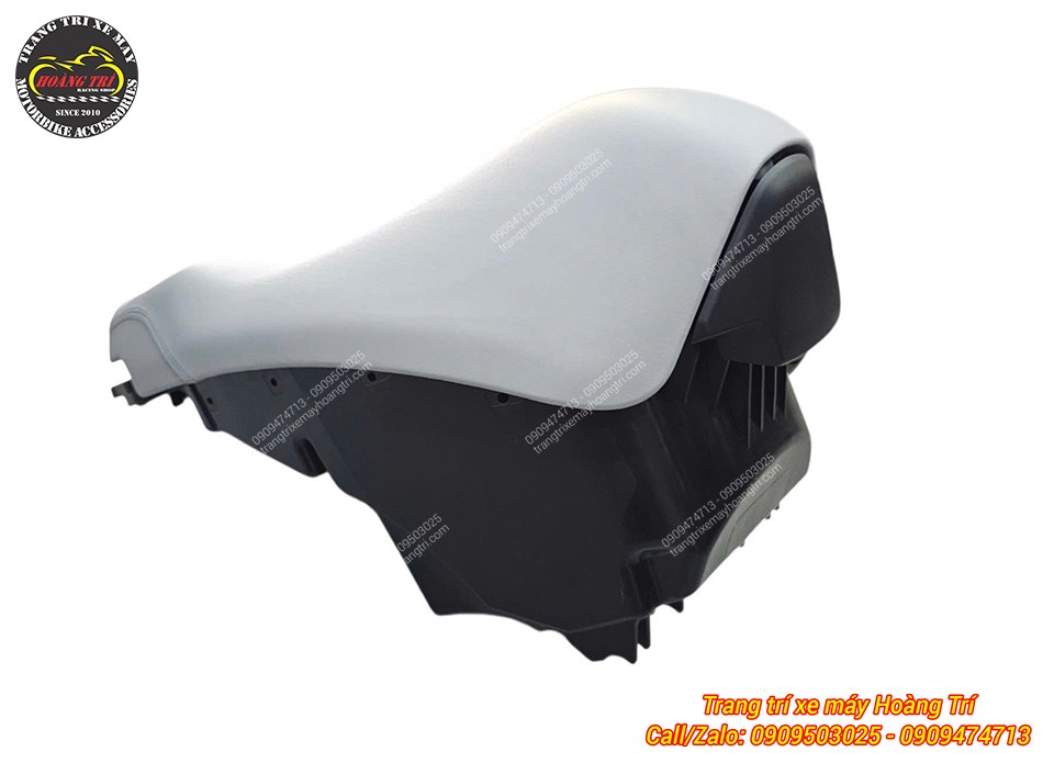 Góc nghiêng cho thấy yên Honda UC3 kết hợp cùng phần cốp nhựa đen có thiết kế chắc chắn