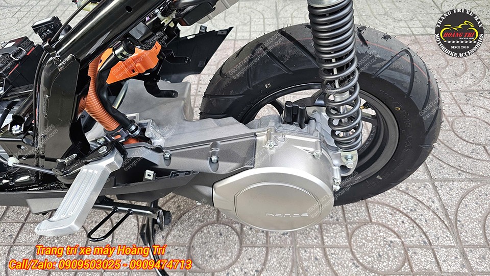Góc bên hông cho thấy bộ truyền động UC3 kết nối bánh sau cùng hệ thống phuộc