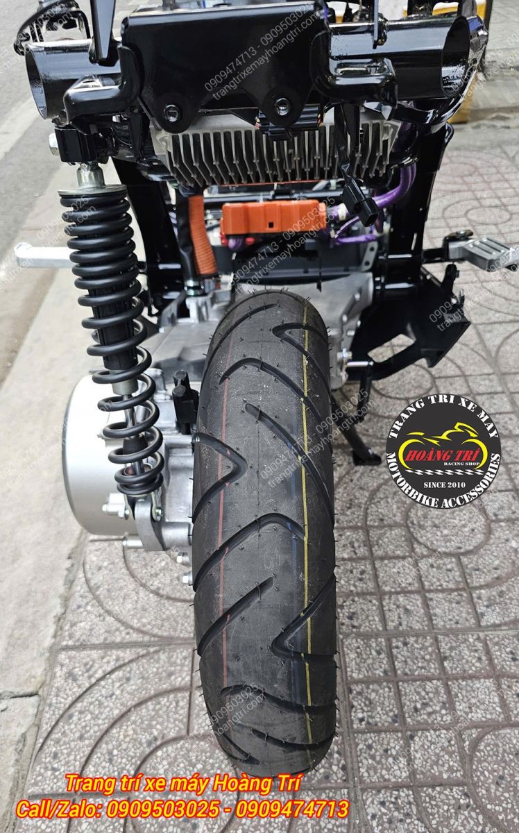Nhìn từ phía sau Honda UC3, bánh xe cùng phuộc và hệ thống điện sau khi tháo dàn áo