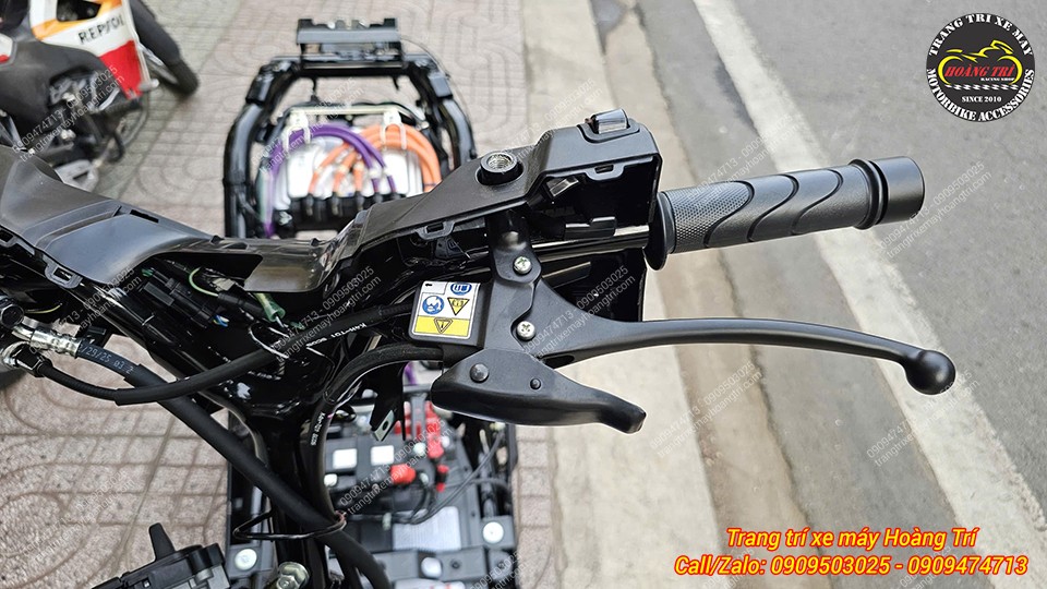 Cụm tay thắng bên trái Honda UC3 được bố trí gọn cùng tay ga và dây dẫn