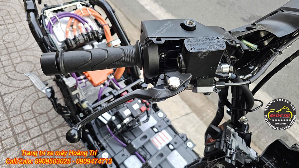 Phía tay lái còn lại của UC3 cho thấy cùm thắng, bao tay trên xe Honda UC3