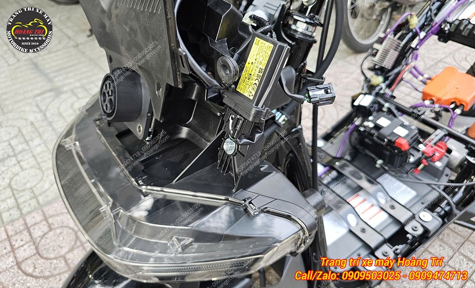 Góc nghiêng cụm đèn UC3 giúp quan sát rõ điểm sạc, dây dẫn và các đầu giắc