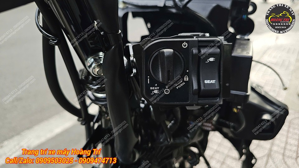 Cận cảnh ổ khóa Honda UC3 với nút mở yên và cổng sạc được tích hợp liền nhau
