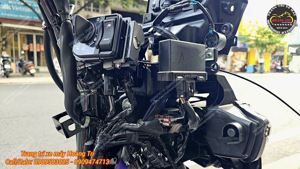 Hệ thống điện phía trước UC3 gồm nhiều hộp điều khiển, giắc nối và bó dây điện