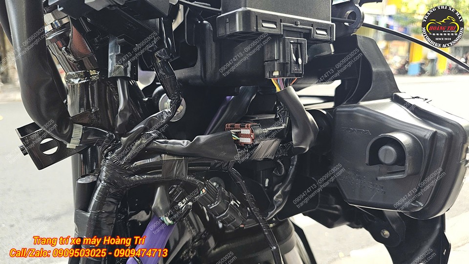 Các bó dây và hộp điện Honda UC3 được sắp xếp tập trung phía sau cụm đầu xe