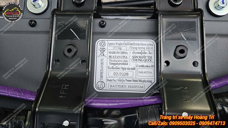 Chi tiết tem pin Honda UC3 thể hiện trọng lượng khoảng 27,5kg cùng thời gian sản xuất