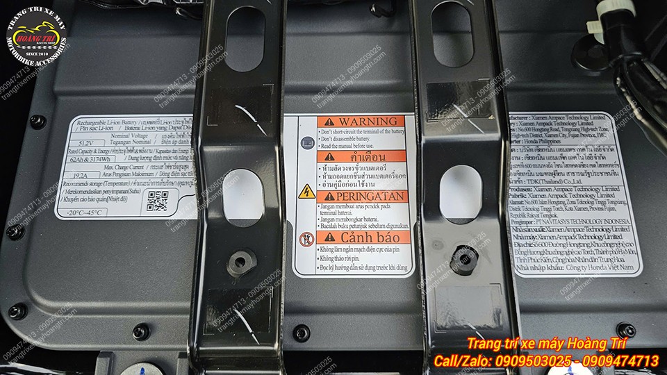 Toàn bộ bề mặt pin UC3 có nhiều tem thông số, cảnh báo và thanh cố định chắc chắn