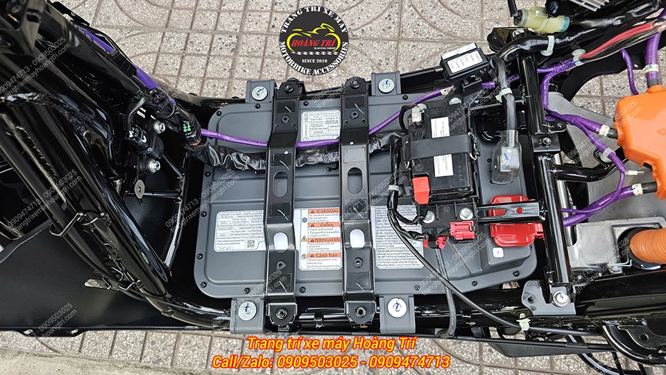 Góc tổng thể khoang pin Honda UC3 cho thấy pin được cố định giữa khung bằng thanh ngang