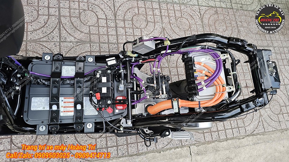 Khoang pin Honda UC3 bố trí thêm bình điện phụ, cầu chì và hệ thống dây dẫn xung quanh