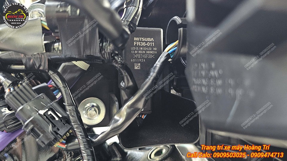 Cận cảnh một mô-đun điện Mitsuba trên Honda UC3 được kết nối cùng nhiều dây dẫn bên trong