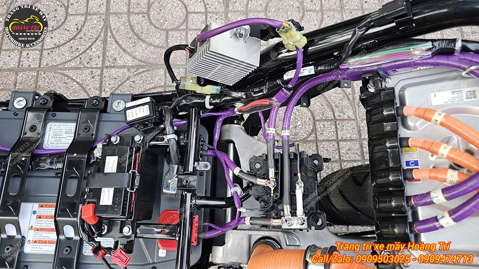 Cận cảnh cụm kết nối điện Honda UC3 với nhiều dây dẫn màu tím được đánh dấu riêng biệt