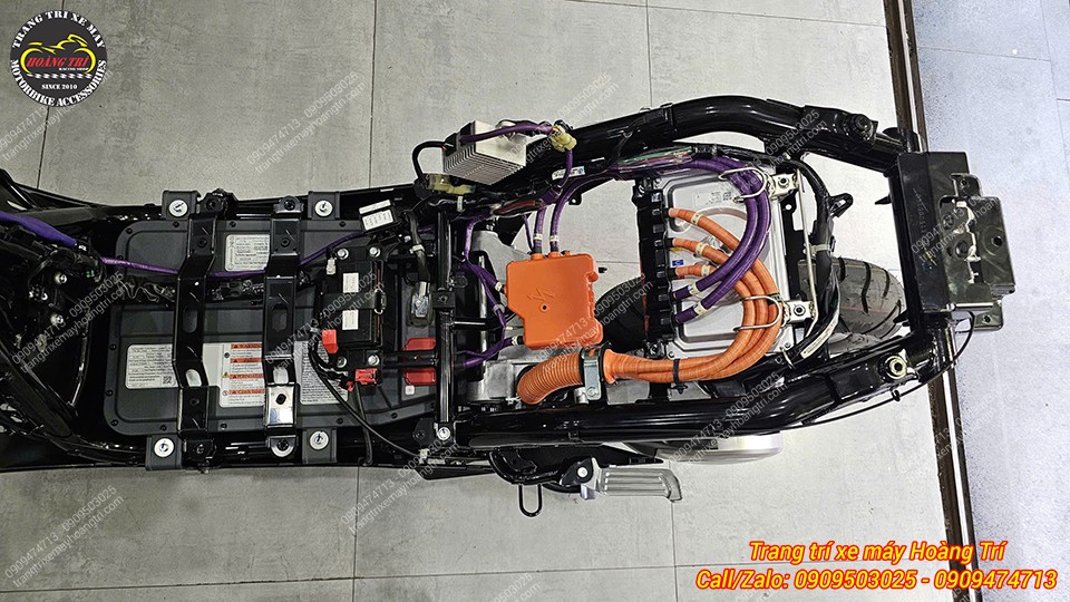 Khu vực pin Honda UC3 được cố định bằng thanh ngang, xung quanh bố trí nhiều dây điện