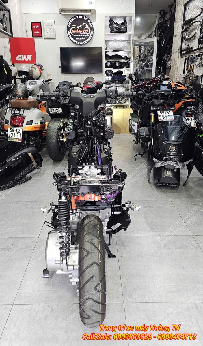 Nhìn từ phía sau Honda UC3 có thể thấy bánh, phuộc và các linh kiện điện phía trong