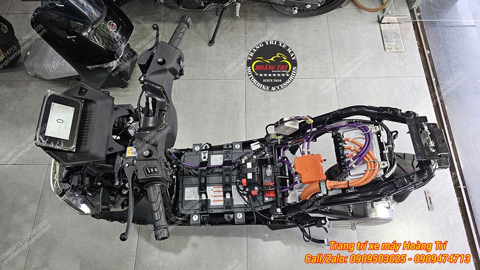 Honda UC3 tháo gần toàn bộ dàn áo, để lộ hệ thống điện và kết cấu khung xe