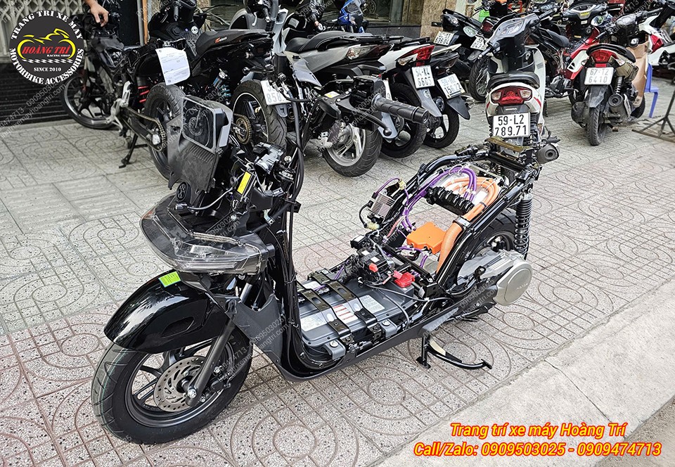 Góc nghiêng Honda UC3 giúp quan sát trực quan các linh kiện điện được sắp xếp bên trong