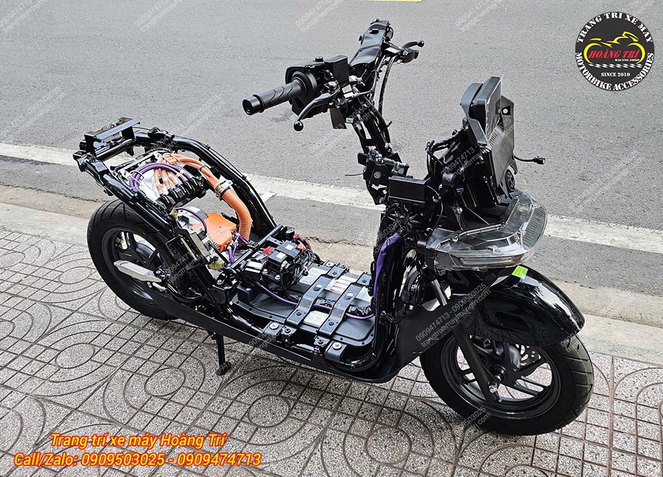 Đường dây điện cũng như giắc cắm đặt gọn gàng và tinh tế trên xe máy điện Honda UC3