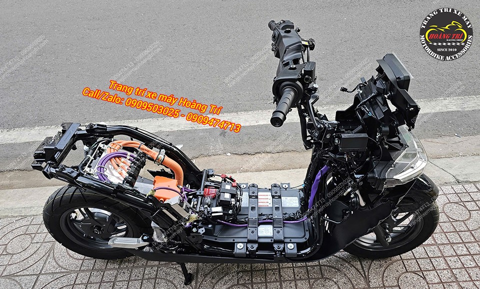 Toàn cảnh Honda UC3 khi tháo dàn áo giúp quan sát rõ kết cấu điện từ trước đến sau