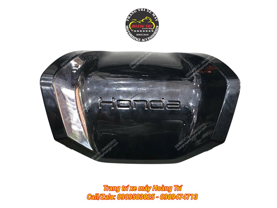 Cận cảnh miếng ốp ghi đông tại vị trí trung tâm có logo Honda màu đen bóng dập nổi