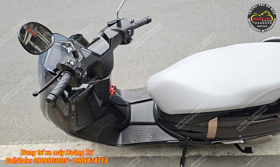 Góc nhìn từ trên cho thấy thảm để chân Honda UC3 ôm gọn hai bên sàn xe