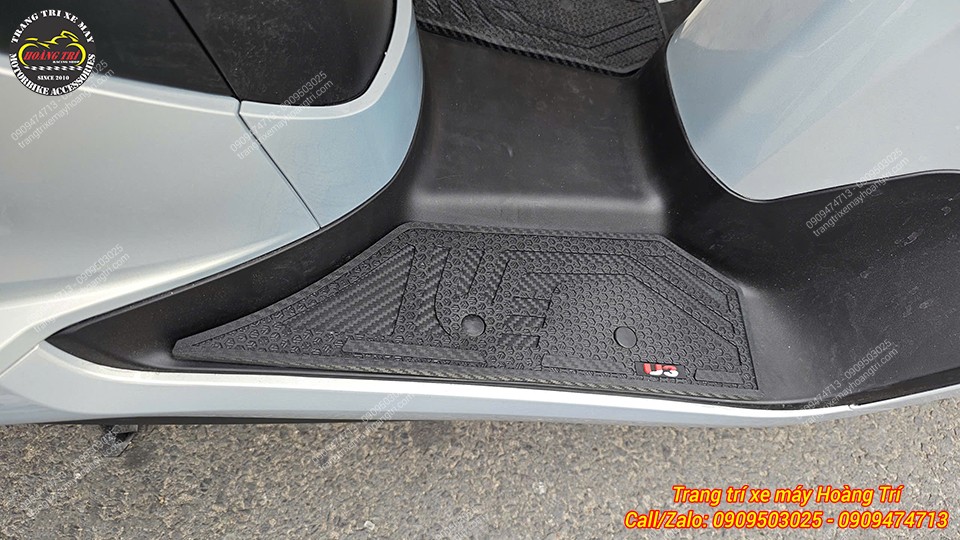 Cận cảnh thảm để chân Honda UC3 với bề mặt họa tiết nổi tạo phong cách cho xe