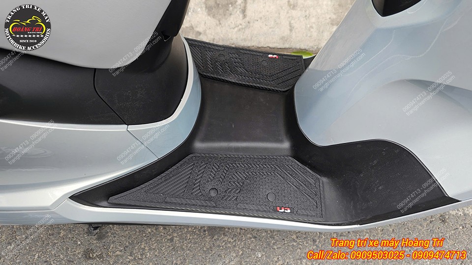 Thảm để chân Honda UC3 được bố trí vừa vặn, hài hòa với thiết kế sàn nguyên bản