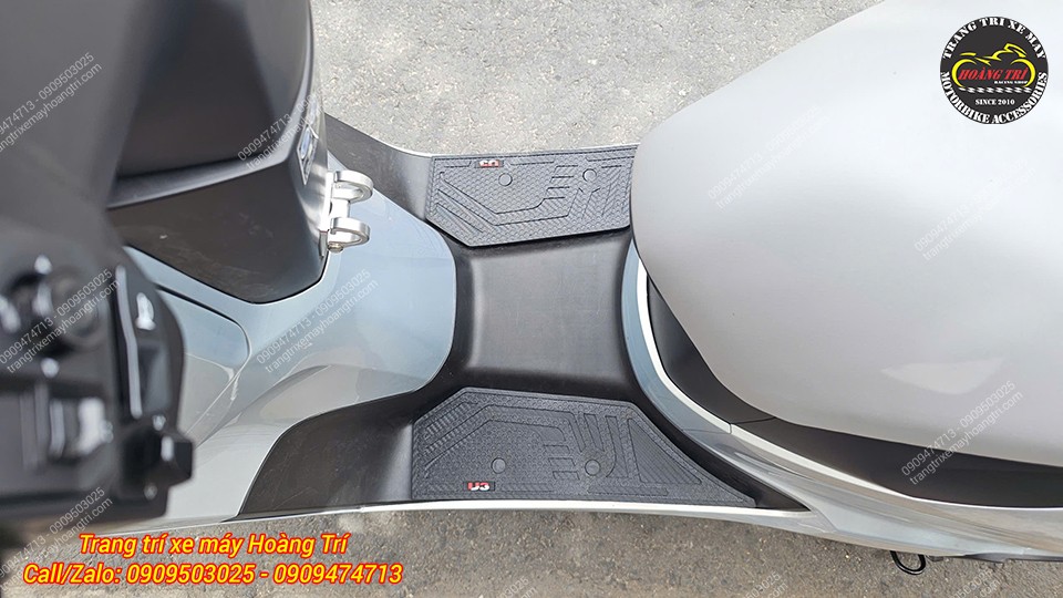 Hai miếng thảm để chân Honda UC3 phủ đúng vị trí đặt chân, mang lại vẻ gọn gàng