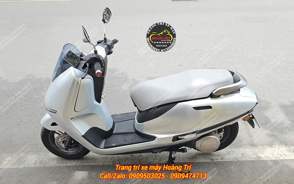 Toàn cảnh Honda UC3 với bộ thảm để chân màu đen kết hợp hài hòa cùng màu sắc của xe