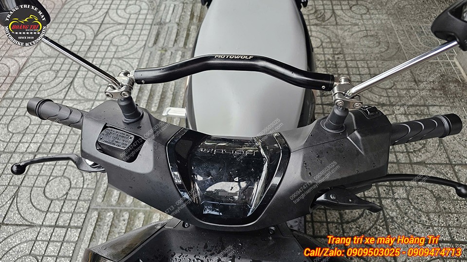 Thanh ngang Motowolf lắp giữa hai chân kính Honda UC3, tạo thêm điểm nhấn cho khu vực tay lái