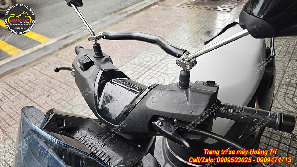 Góc nghiêng cho thấy thanh ngang Motowolf liên kết chắc chắn với hai bên chân kính Honda UC3