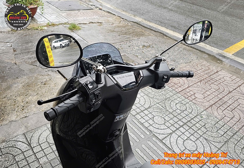 Thanh ngang Motowolf màu đen nổi bật trên tay lái, bố trí cân đối phía trước đồng hồ UC3