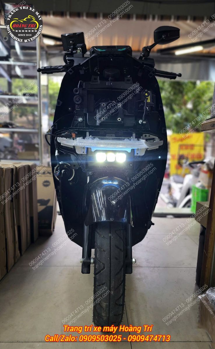 Test lại đèn trợ sáng Aozoom Extra 3 trước khi lắp lại dàn áo của xe Honda UC3