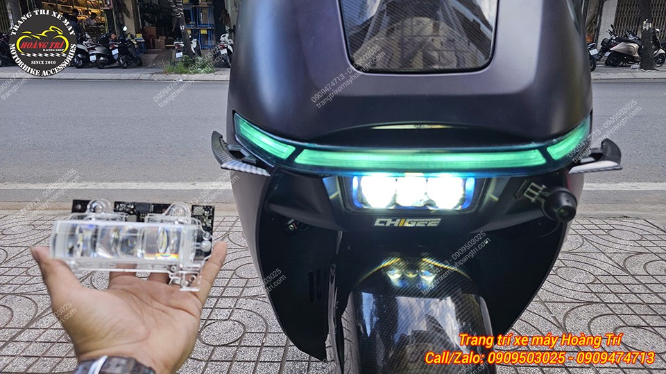 Trên tay bo mạch đèn zin của Honda UC3 và trên xe là đèn trợ sáng Aozoom Extra 3