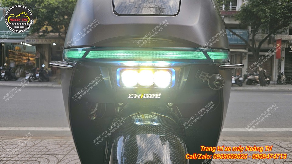 Ánh sáng Aozoom Extra 3 nổi bật ở chính giữa, kết hợp hài hòa cùng hệ thống đèn UC3