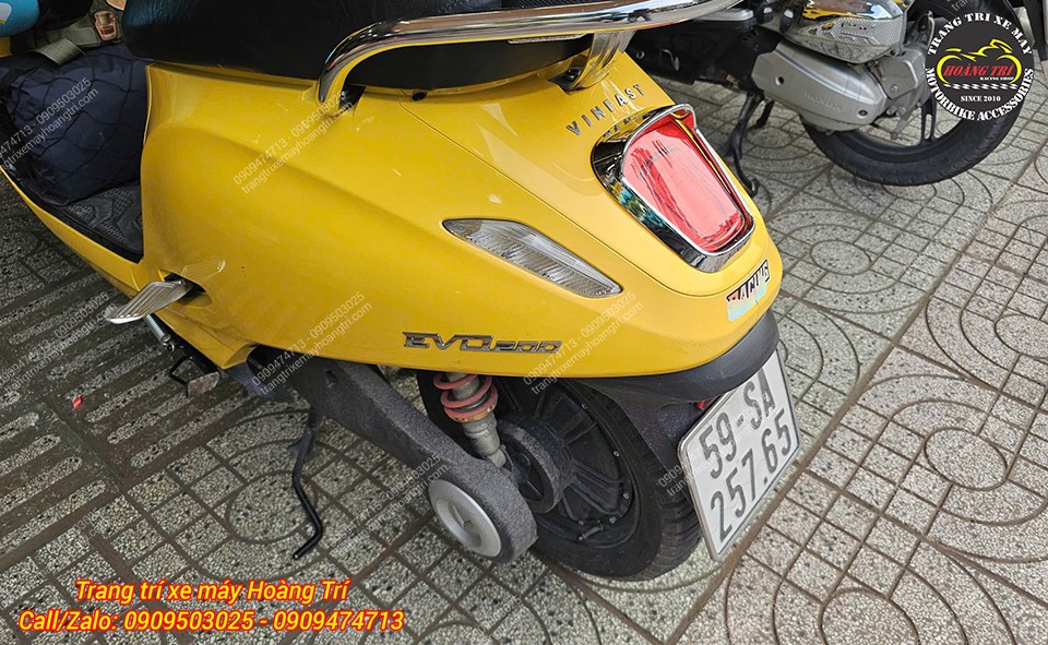 Góc nghiêng của xe EVO nổi bật hơn với cụm đèn hậu được trang trí thêm viền crom sáng bóng