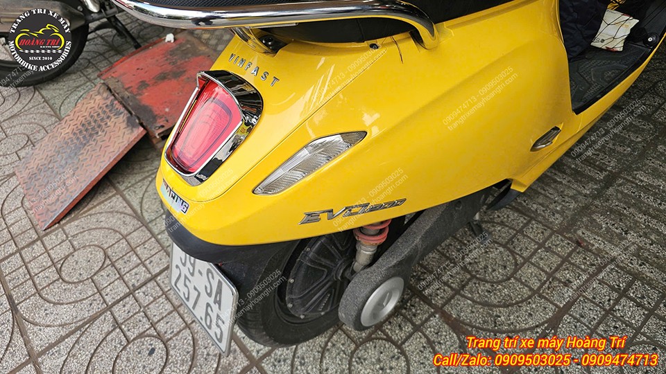 Nhìn từ bên phải, viền đèn sau EVO crom hài hòa với các chi tiết sáng trên xe