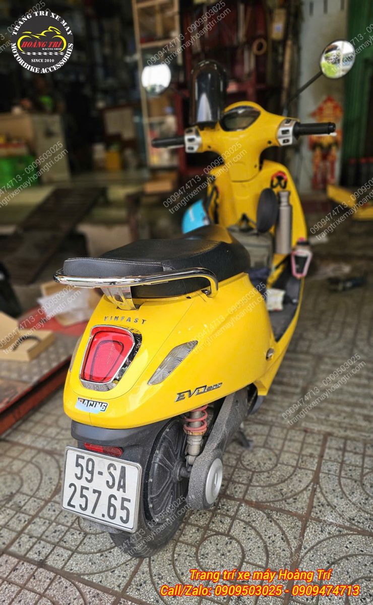 Toàn cảnh phía sau EVO cho thấy viền đèn crom tạo điểm nhấn tinh tế trên dàn áo vàng