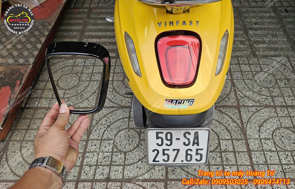 Nếu bạn không thích mạ crom sáng bóng thì có thể lựa chọn màu đen mạnh mẽ, cá tính của viền đèn sau