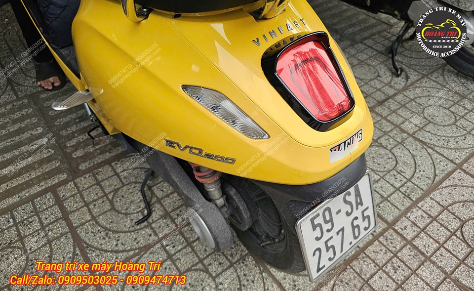 Viền đèn sau EVO màu đen hoàn thiện khu vực đuôi xe theo phong cách thể thao hơn