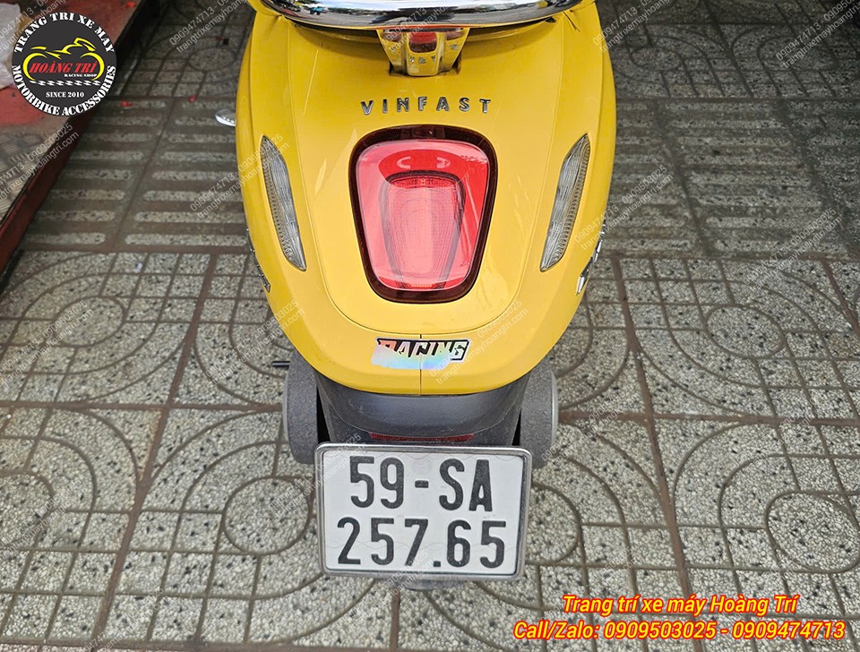 Cụm đèn hậu EVO khi chưa trang bị viền giúp dễ dàng so sánh sự khác biệt ngoại hình