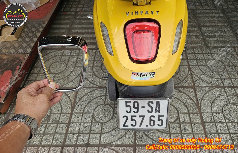 So sánh 2 màu sắc giữa viền đèn sau EVO crom trước khi lắp đặt trên xe