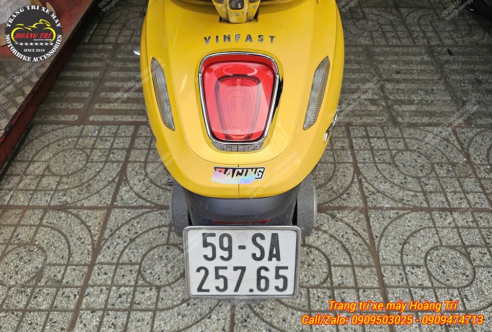 Viền đèn sau EVO crom sau lắp đặt tạo đường nét sáng bóng bao quanh cụm đèn hậu