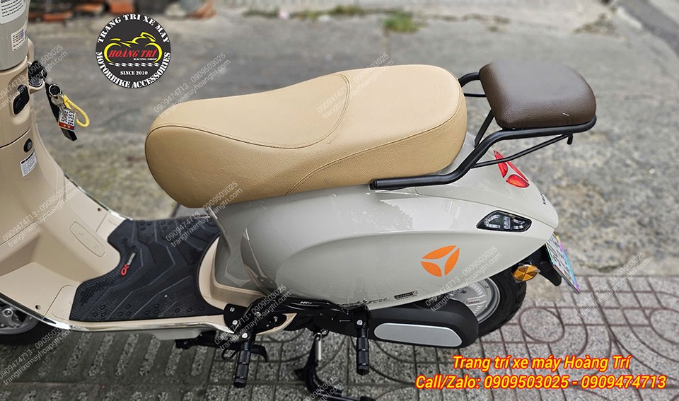 Yadea Devotion còn được trang bị baga sau nối dài kèm nệm ngồi cho người phía sau