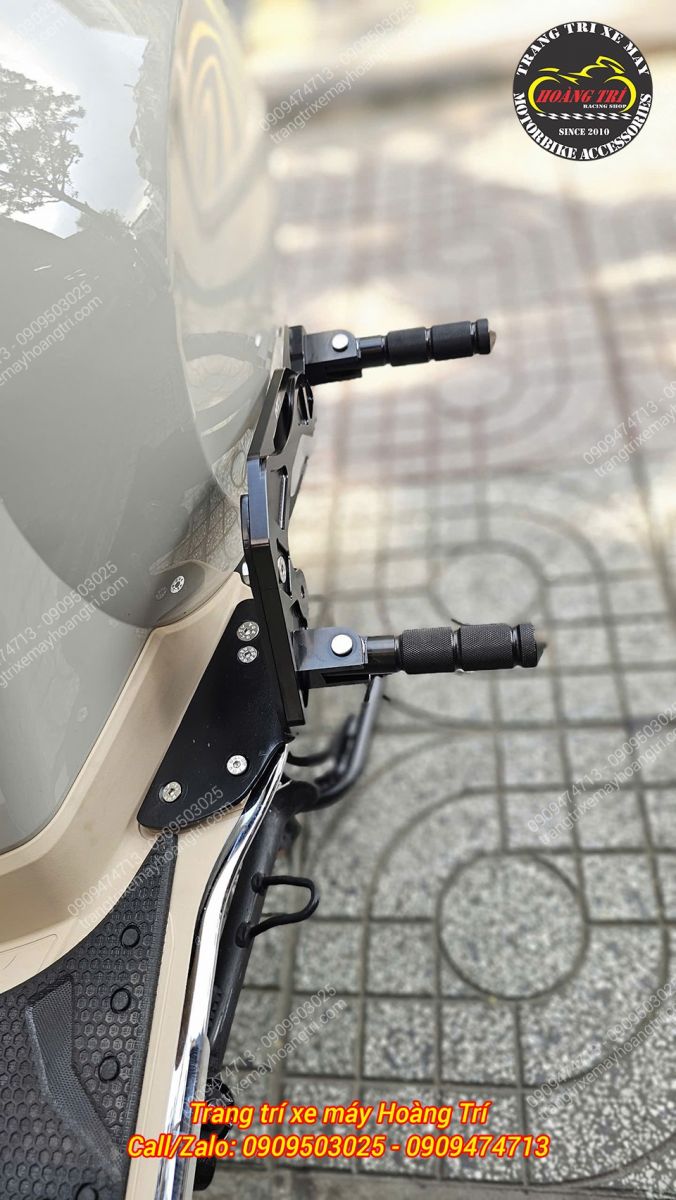 Góc nhìn từ trên cho thấy bộ gác chân phụ HTR được bật ra và bố trí cân đối hai bên xe
