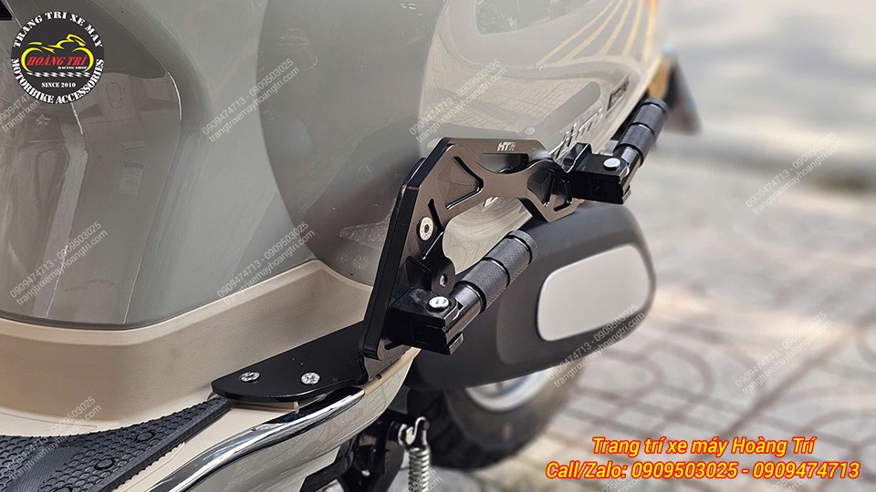 Cận cảnh cơ cấu gập của gác chân phụ HTR giúp thu gọn khi không cần sử dụng
